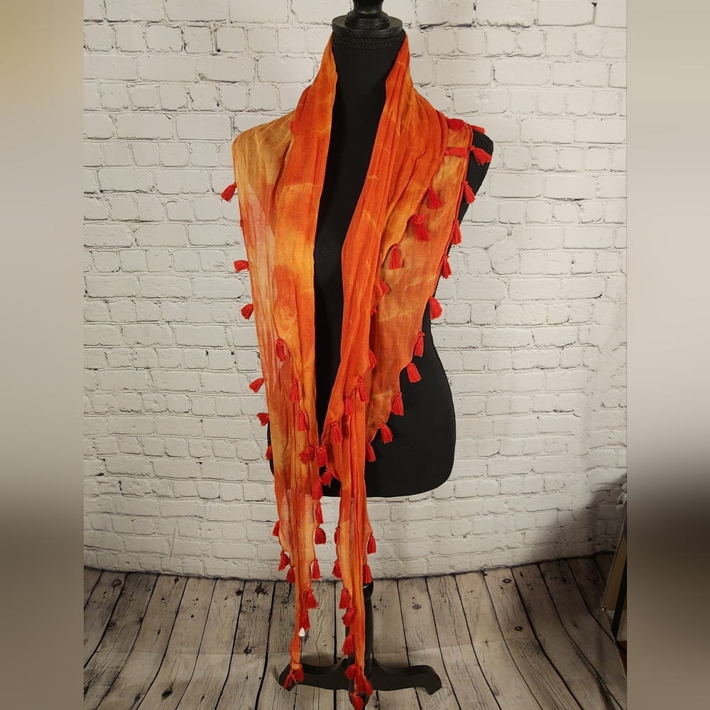 V shaped scarf with tassels - Picture 2 of 2